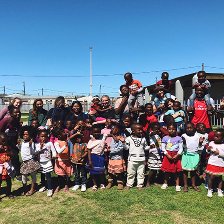 Freiwillige in Südafrika zusammen mit den Kindern
