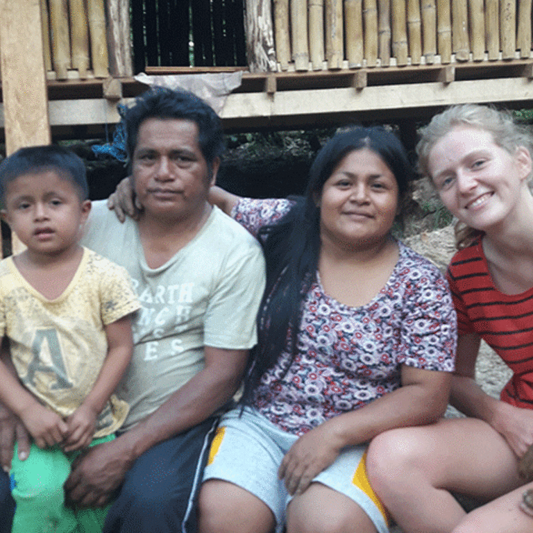 Freiwillige in Ecuador mit Familie der Partner