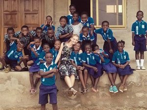 weltwaerts Freiwilligendienst in Ghana-IGI-Gruppenfoto Freiwillige im Projekt mit Kindern