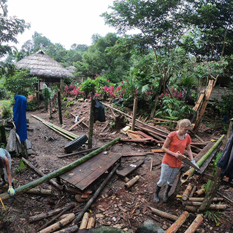 Freiwillige in Ecuador bei Holzarbeiten