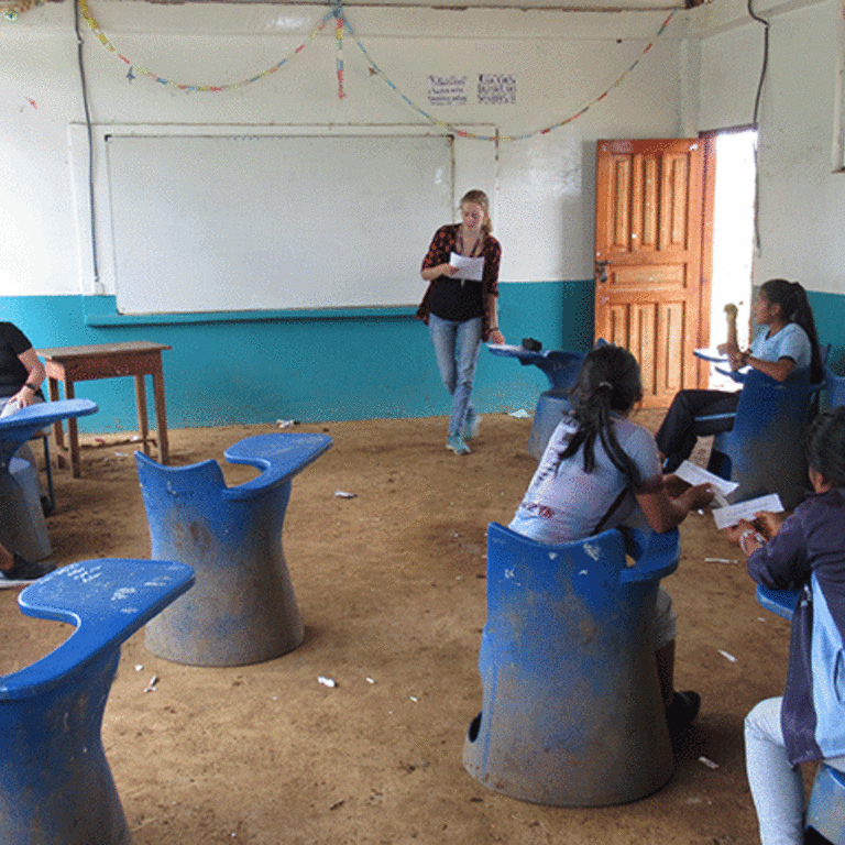 Freiwillige in Ecuador beim Unterrichten