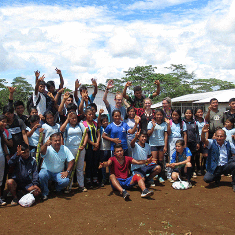 Gruppenbild Freiwillige in Ecuador mit Schülern